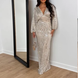 Festklänning - Storlek S, passar större kroppar också. Bra skick endast använt 1 gång