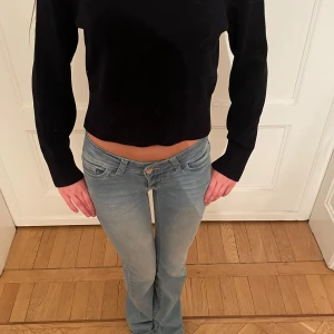 Svart/Mörkblå tjöja  - Stickad tröja som är kort från COS! 