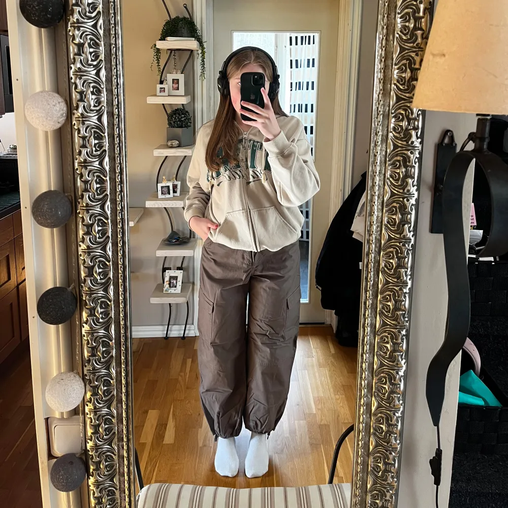 Snygga bruna byxor från Weekday med en avslappnad passform. Byxorna har dragsko i midjan och en dragkedja framtill. Perfekta för en casual look. Nyskick, endast använda två gånger! Normala i storleken! 350kr + frakt. Farkut & Housut.