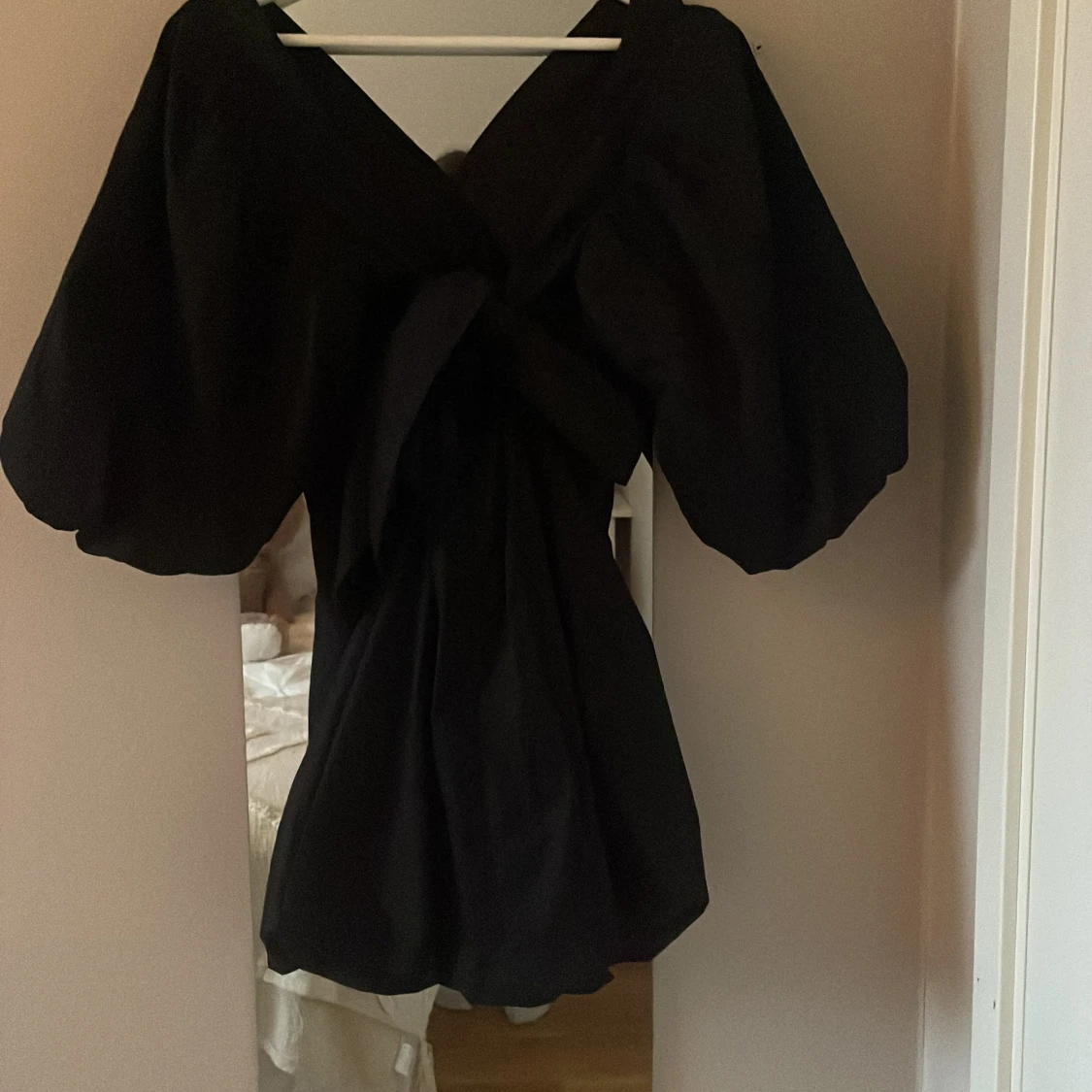 Svart klänning med puffärmar - 1