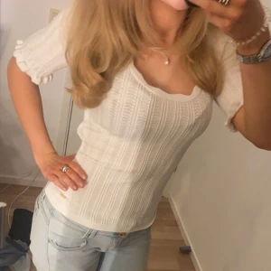 Vit stickad topp från Lindex - Säljer en stickad vita tröja från Lindex💞