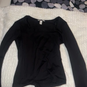 Svart långärmad topp - Basic svart tröja med fyrkantig urringning. Älskar denna vanligtvis men har för många liknande. ❤️☺️