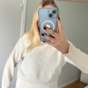 Vit stickad tröja från Uniqlo - Mysig vit stickad tröja från Uniqlo med rund hals och långa ärmar. Perfekt och enkel att matcha med olika outfits.