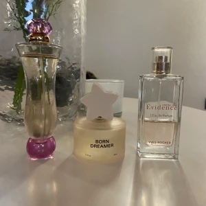 Tre parfymer: Versace, Born Dreamer, Yves Rocher - Säljer dessa parfymer då jag inte använder dem kan mötas upp i Göteborg eller skickas. Versace Woman 50ml edp  Toppnoter: Bergamott, Ros, jasminblad  Mellannoter: Hallon, Plommon, Lotus, Ceder Basnoter: Bärnsten, Mysk  Cirka 90/100% kvar. Pris 250kr  Born dreamer 50ml edt  Cirka 50/100% kvar, Pris 100kr såld. Yves Rocher Evidence Bergamott, Ros, patchouli Cirka 40/100% kvar, Pris 120kr