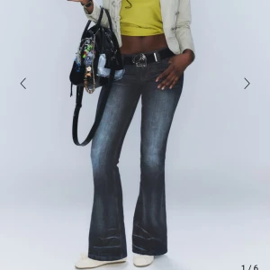 Booty bei low bootcut jeans  - Säljer dessa snygga jeans från cheap Monday. Köptes på weekday,använda en gång.Kom priv för fler bilder💕