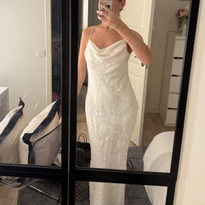 Klänning med blommönster - Elegant vit långklänning som jag använda under min student som mottagnings klänning. Man kan annars använda den till vardags under sommarn eller andra fester! Så den har enbart varit använd under min mottagning 