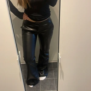 Svarta skinnbyxor - Svinsnygga skinnbyxor från bershka, tyvärr lite för långa för mig (165cm)🖤skön byxa med en otrolig passform.