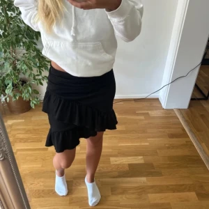 Svart volangkjol - Svart volangkjol från Nelly. Knappt använd.