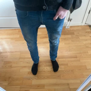 Blå jeans från Replay - Riktigt fetta jeans från Replay i storleken 30/32. Färg blå, perfekta nu till våren och sommarn. Skicket är bra, inga slitningar eller defekter. Pris går att diskuteras vid snabb affär.
