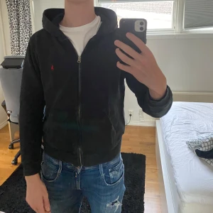Svart zip hoodie från Ralph Lauren - Säljer en svart zip hoodie från Ralph lauren. Använd ganska mycket men inga hål eller liknande fel.