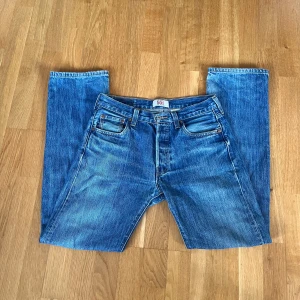 Levi's 501 jeans - Klassiska Levi's 501 jeans i blå denim. De har en straight fit och är tillverkade av 100% bomull.  Perfekta för alla stilar.