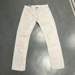 Dondup jeans vita - Vita dondup jeans som är knappt använda. Som i nyskick och inga defekter. Byxorna är strlk W34. Skriv om ni vill ha fler bilder!!