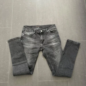 Nudie Jeans - Nudie Jeans av modellen Skinny Lin  Storlek: 30/30- Skicket på jeansen är mycket bra - 10/10 - mitt pris: 499- Nypris: 1599kr.   En stor fördel med Nudies jeans jämfört mot Levis, Tiger of Sweden, Replay, Lee, Acne, dondup osv. Är att du kan lämna in dem gratis for reparation eller uppläggning i Stockholm, Göteborg eller Malmö. På så vis förlängs livslängden rejalt.