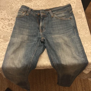 Nudie jeans - Säljer dessa nudie jeans i modellen skinny lin och är storlek 28 32 jeansen är i ett bra skick och har en fin färg