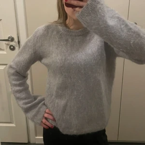 Grå stickad tröja  - Snygg grå/blå stickad tröja. Använd fåtal gånger