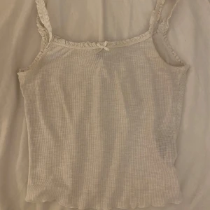 Vit ribbad linnetopp med spetsdetaljer -  Små defekter finns skriv till mig för fler bilder 🫶🏻💗annars i fint skick!!!💖