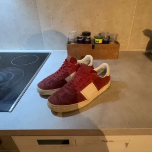 Röda sneakers från Valentino - Ett par röda velentino fly crews som inte sälj längre. Ganska bra skick inget tillbehör med kommer. På ena skon saknas 3 nitar och andra saknas bara 1 men man kan köpa nitar väldigt enkelt att hitta. Kom gärna med förslag på pris och de bara ställa frågor vid funderingar så ska jag svara så snabbt jag kan💯