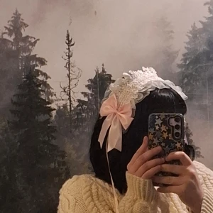 Vit spetsdiadem med rosa rosett - Charmigt diadem med vit spets och rosa rosetter. Perfekt för att ge en romantisk touch till din outfit. Diademet har fina broderade detaljer och en mjuk passform.