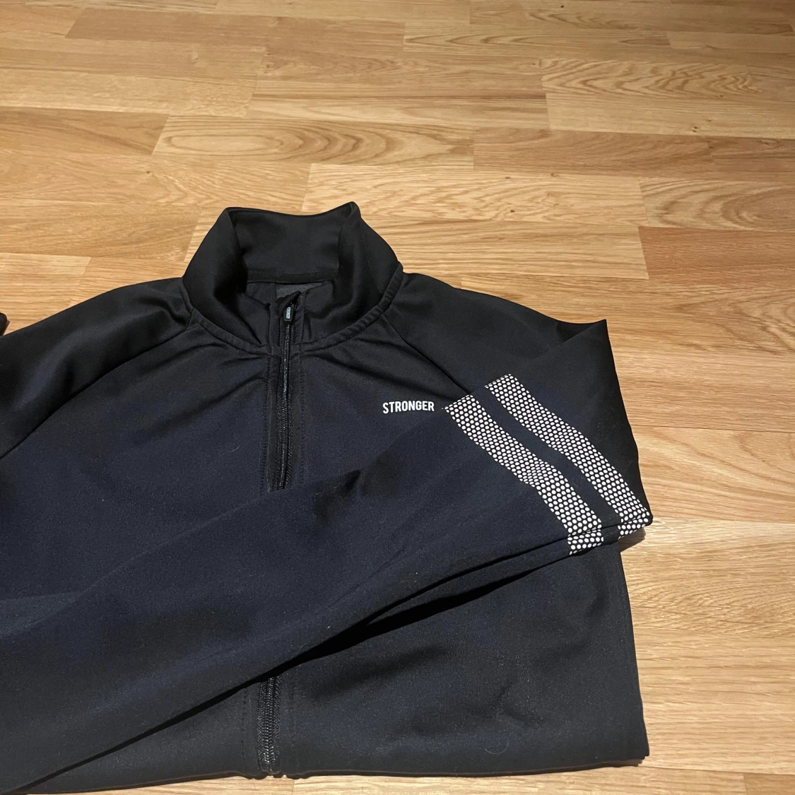 Svart träningsjacka från Stronger - 1