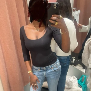 💝Säljer min super fina topp den är inte helt långärmad vilket får den att sticka ut💕💕 - 💖💖Snygg svart topp. Enkelt matchas med jeans eller kjol. 💖💖💓💓🤩🤩