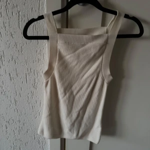  ribbad linnetopp &other stories - stilren vit ribbad linnetopp, perfekt för varma sommardagar, använd en gång. Har en lös söm/tråd på framsidan. Storlek S