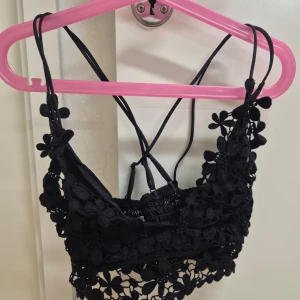 Svart spets bralette från Free People S - Säljer ett svart spets bralette från Free People med blommigt mönster. Linnet har smala justerbara axelband. Helt ny, aldrig använd. 