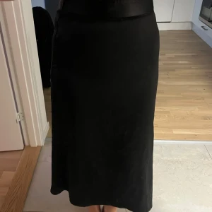 Svart långkjol - Svart satinkjol. Från na-kd.
