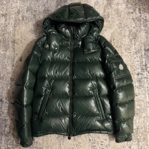 Moncler Maya Forest Green - - Storlek 1 passar S - 9/10 Skick (knappt använd) - Köp sker via Plick/Swish eller Revolut 🙌 OBS: Fast pris