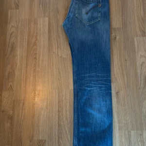 Blåa dondup jeans - Snygga blå jeans från Dondup. W33 men känns mer som 32 eller 31. Hör av er vid frågor🙌