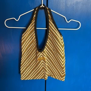 Randig topp från iets frans... - Säljer en randig topp från iets frans... i svart, gul och grå. Halter topp, jätteskön och snygg, använd men i bra skick💛