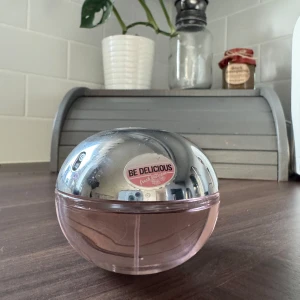 Be Delicious Fresh Blossom parfym från DKNY - Säljer en Be Delicious Fresh Blossom parfym från DKNY. Flaskan har en rund form med en silverfärgad topp och en rosa bas. Perfekt för den som gillar fräscha och blommiga dofter. Flaskan rymmer 100 ml.