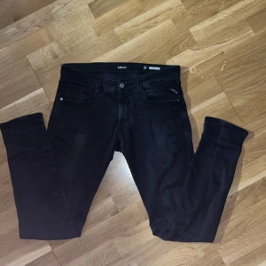 Replay Anbass  - Säljer svarta Replay Anbass jeans, ny pris 1799kr. Inga deffekter. Lite mindre än ett år gamla. Skriv för fler funderingar 