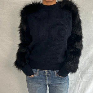 Cool stickad tröja  - Så cool blå stickad tröja med svart päls detalj på ärmarna. Funkar perfekt allt sorts byxor. Stolek Xs 