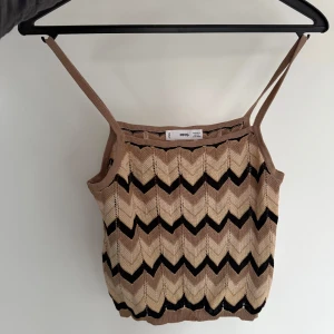 Missoni liknande linne - Snyggt linne från Mango i beige och svart med ett Missoni liknande mönster. Så så fin och använd någon enstaka gång!