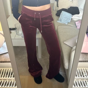 Vinröd juicy couture byxor  - Superfina oanvända juicy couture byxor i storlek xxs men passar xs! Utsvängda längst ner