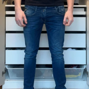 Blå replay jeans - Säljer dessa blå replay jeans i storlek 30/32. Skick 9/10
