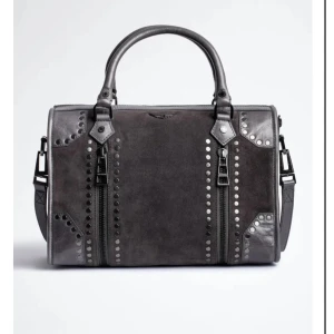 Zadig & Voltaire sunny medium grå - Har använt väskan två gånger och vill nu sälja den då jag inte får användning av den. Dustbag och äkthetsbevis följer med. 
