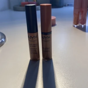 NYX Soft Matte Lip Cream och Butter Gloss - Två läpprodukter från NYX: Soft Matte Lip Cream i nyansen London och Butter Gloss i nyansen Butterscotch. Perfekta för att ge läpparna en mjuk och matt finish eller en glansig look. Kompakta och lätta att ta med i väskan. Säljer dem 80kr styck.
