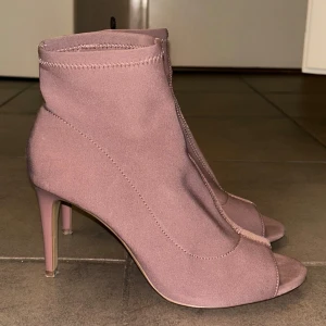 klackskor  - Snygga klackar med öppen tå. 