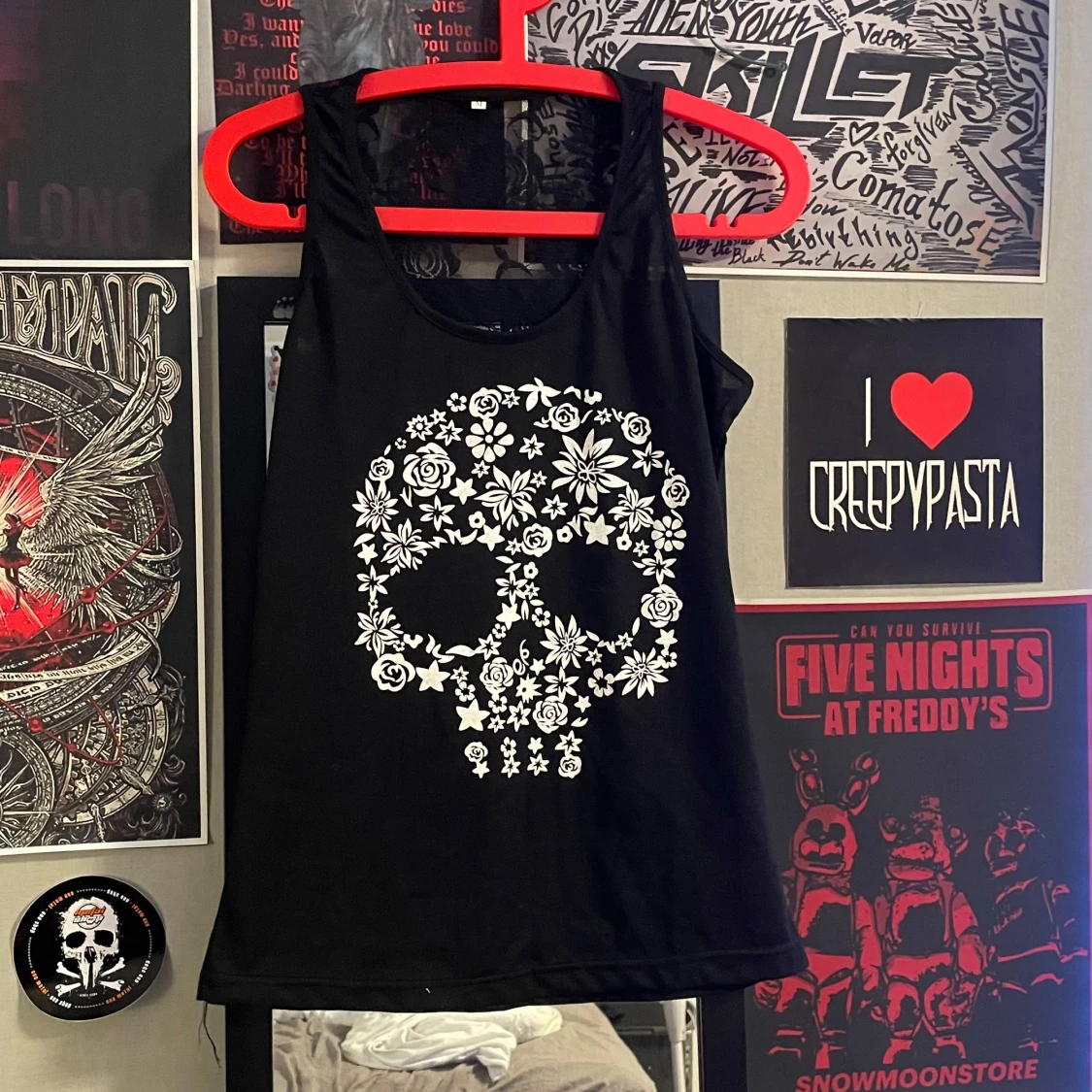 Svart linne med dödskalle