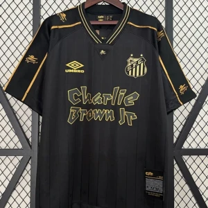 Santos fotbollströja från Umbro - Snygg svart fotbollströja från Umbro med guldiga detaljer och Santos FC-emblem. Tröjan har korta ärmar och ett coolt tryck med 'Charlie Brown Jr' på framsidan. Perfekt för fans av både fotboll och musik!