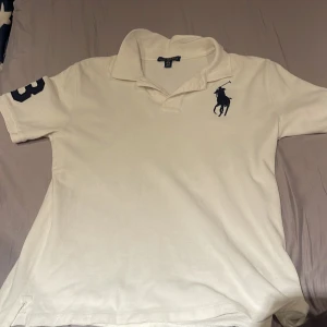 Polo Ralph lauren pike  - Säljer  min Ralph Lauren  pike som är i skick 9/10. Den har inga hål osv. Den är i storlek s och enligt deras ”size guide” 14-16 år. 