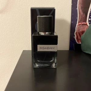 YSL Y EDP parfym - Säljer en riktigt fin ysl y edp parfym💦. Nypris är 950 på parfym.se och jag säljer denna för endast 600kr😁 se mängd på bild 4. Jag skulle gissa på ca 45-50 ml. Kvitto finns så fråga för bild och jag tar inga byten på denna❌