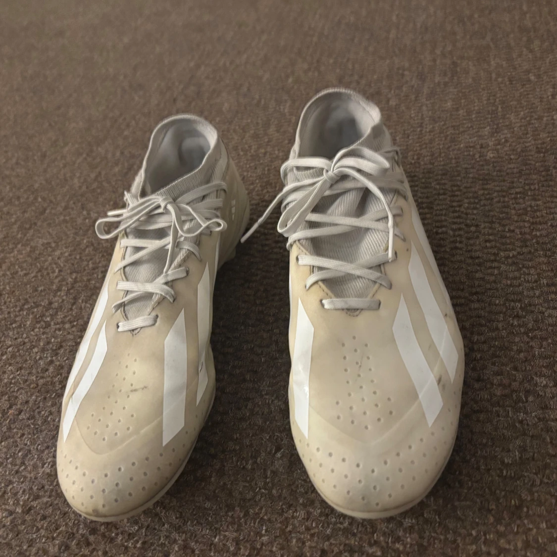 Vita fotbollsskor från Adidas - 1