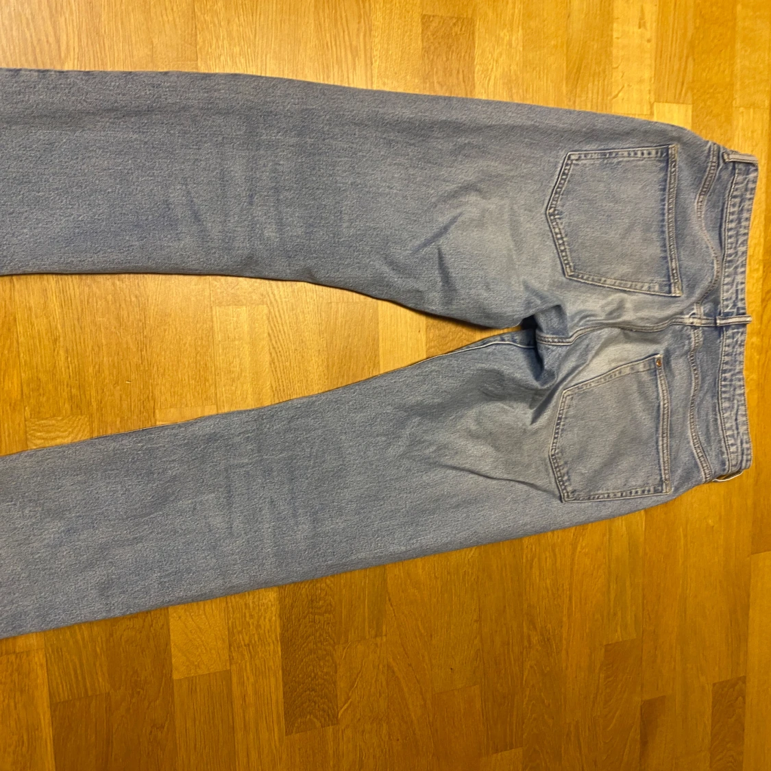 Blå jeansbyxor från H&M - 1