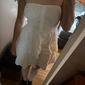 Vit axelbandslös klänning - Från na-kd