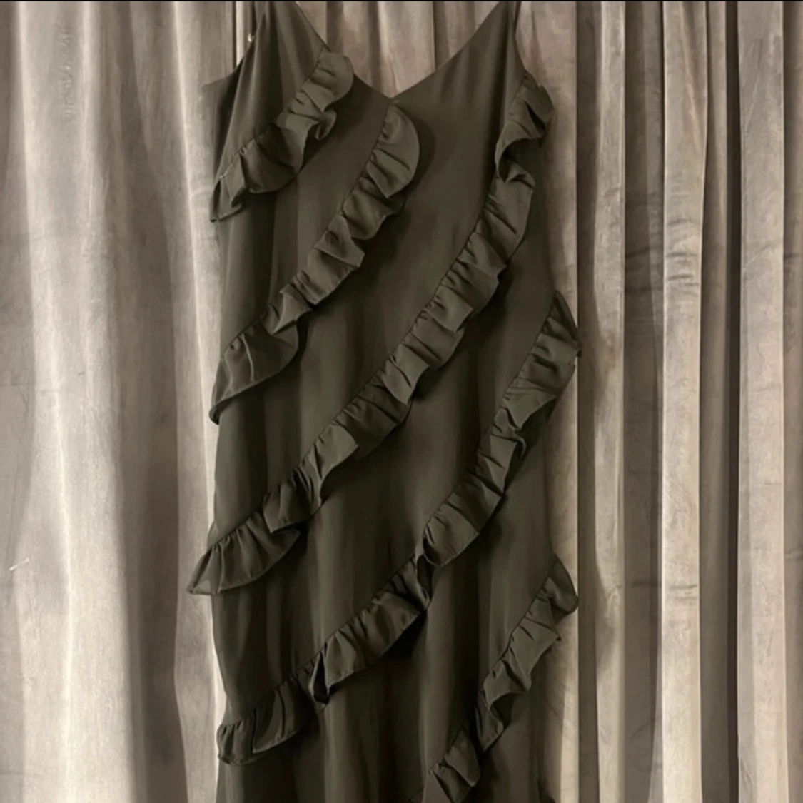 Svart klänning med volanger från Boohoo