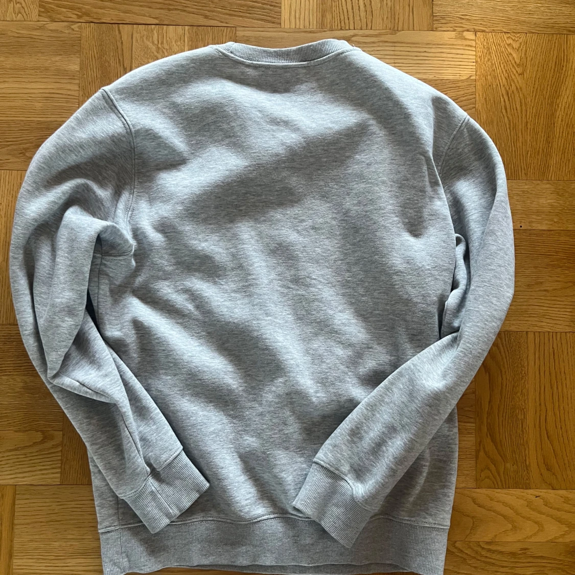 Grå sweatshirt från Weekday - 1