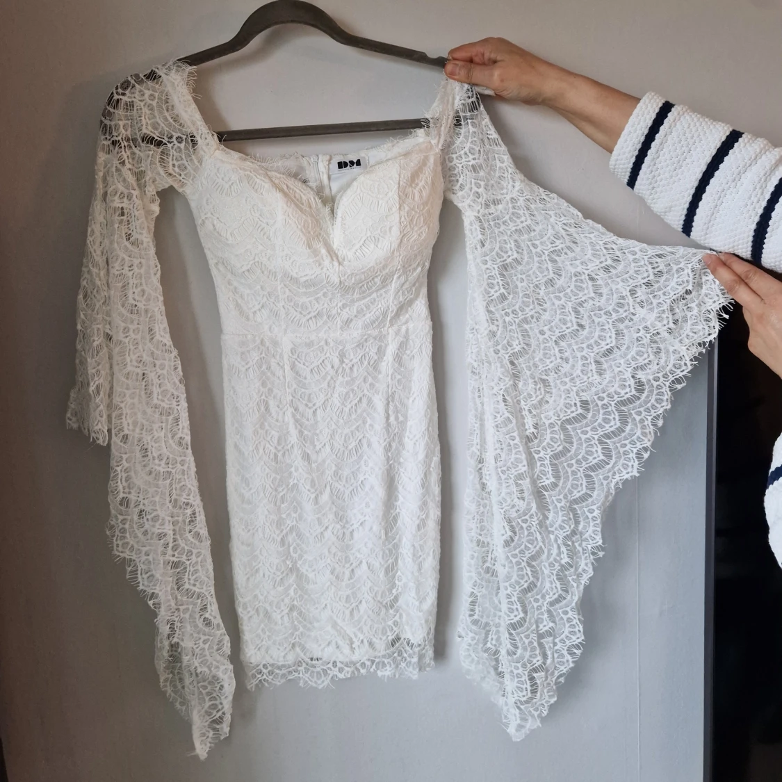 Vit spetsklänning med vida ärmar