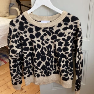 Tröja - Snygg leopard mönstrad tröja från vila. Använd en till två gånger⭐️